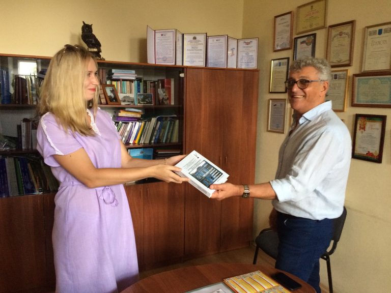 Директор ИИФ КФУ им. В.И.Вернадского профессор Петренко А.Д. представляет сборник трудов IV Международного научного конгресса «Иностранная филология. Социальная и национальная вариативность языка и литературы»