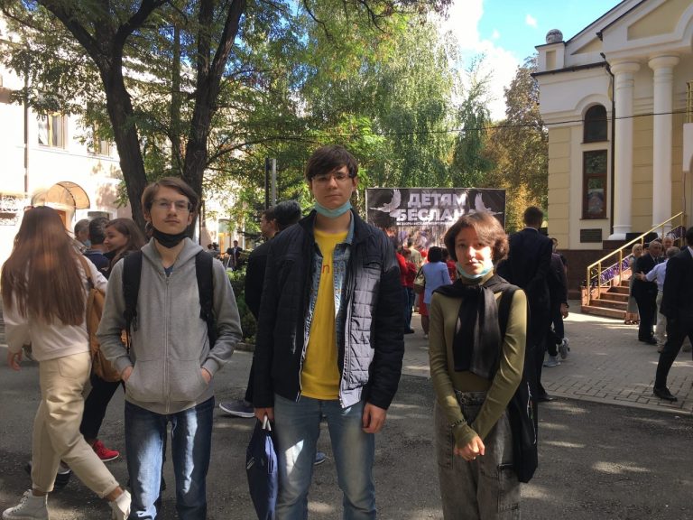 Обучающиеся Института филологии КФУ им.В.И.Вернадского принимают участие во Всекрымской молодежной акции «Дети Беслана»