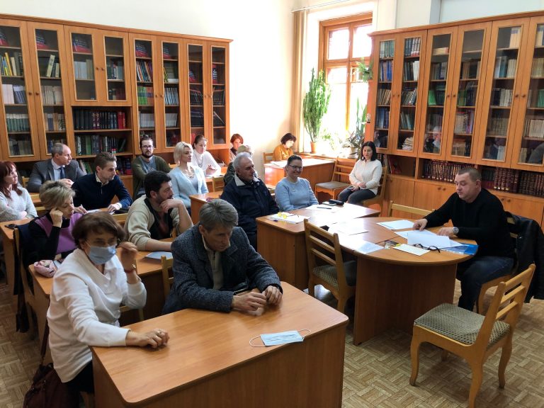 В Институте филологии прошла встреча сотрудников с руководителем охранного предприятия Александром Кокиш, курирующим работу охраны КФУ им. Вернадского.