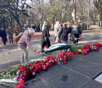 Институт филологии КФУ им. В. И. Вернадского возлагает цветы к Могиле Неизвестного солдата в День защитника Отечества