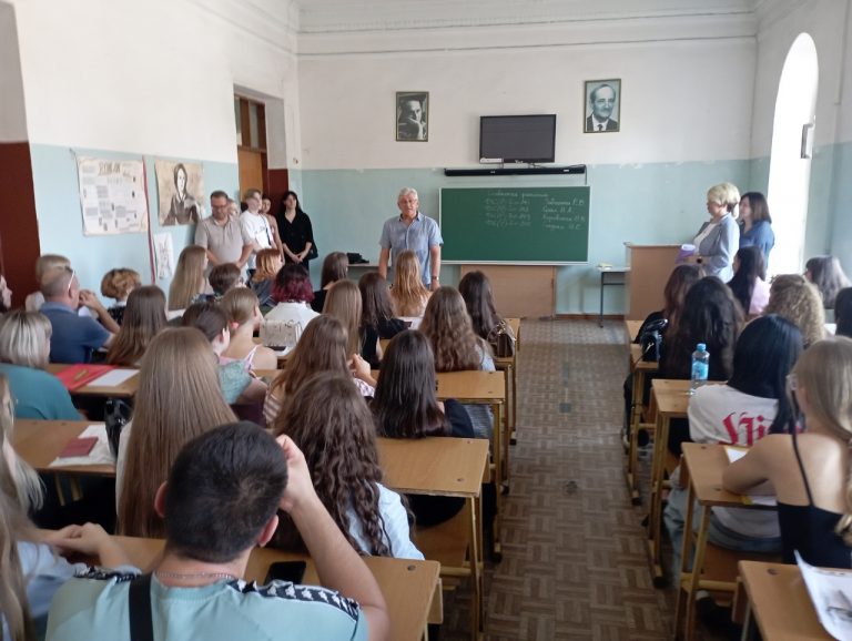 Профессор Петренко А.Д. проводит встречу с обучающимися первого курса Института филологии КФУ им.В.И.Вернадского