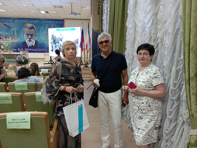 Профсоюзное бюро Института филологии КФУ им.В.И.Вернадского поздравляет коллектив сотрудников с Днём народного единства