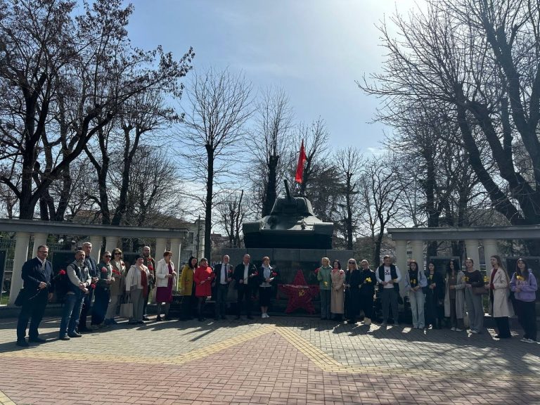 Институт филологии КФУ им.В.И.Вернадского возложил цветы к Танку-памятнику освободителям Симферополя в честь 18 марта 2014 года