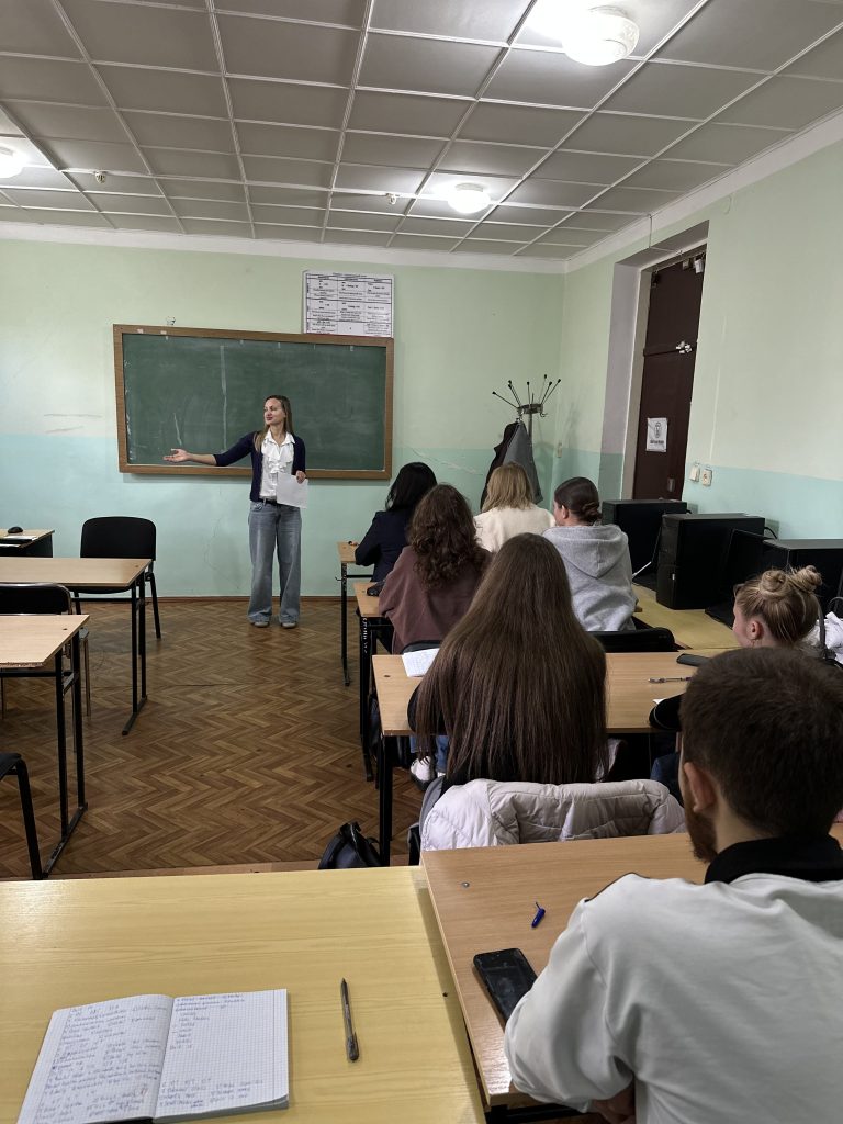 Отчет о проведении научного семинара  «Индийский английский: ошибка или новая норма в постколониальной Индии ?»  на кафедре иностранных языков №4  Института филологии