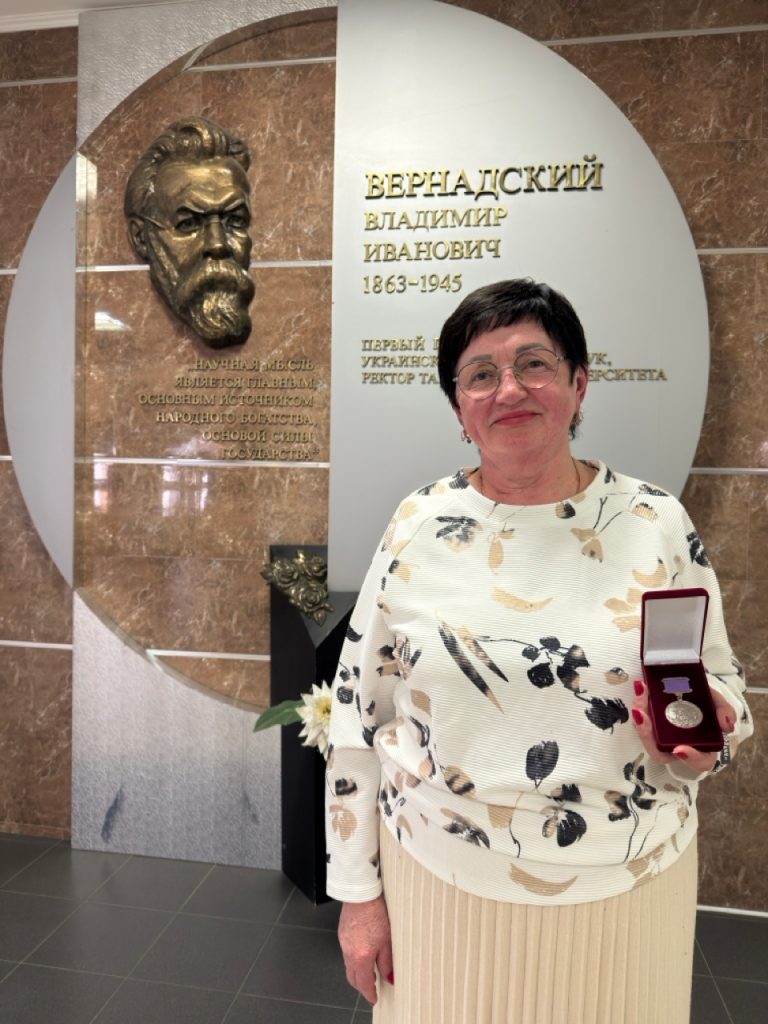 Институт филологии КФУ им.В.И.Вернадского поздравляет председателя профбюро ИФ Шевченко Н.В. с награждением медалью «За верность Университету»