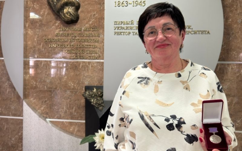 Институт филологии КФУ им.В.И.Вернадского поздравляет председателя профбюро ИФ Шевченко Н.В. с награждением медалью «За верность Университету»