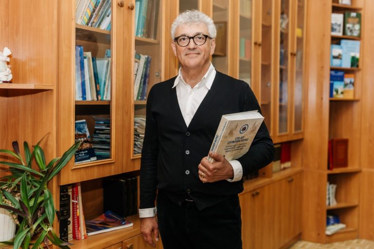 Поздравительный адрес директора ИФ КФУ им.В.И.Вернадского Петренко А.Д. обучающимся и сотрудникам в честь Дня российской науки