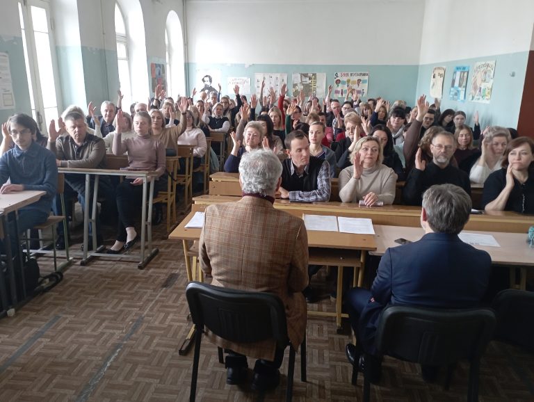 Директор Института филологии КФУ им.В.И. Вернадского Петренко А.Д. проводит собрание работников и обучающихся ИФ