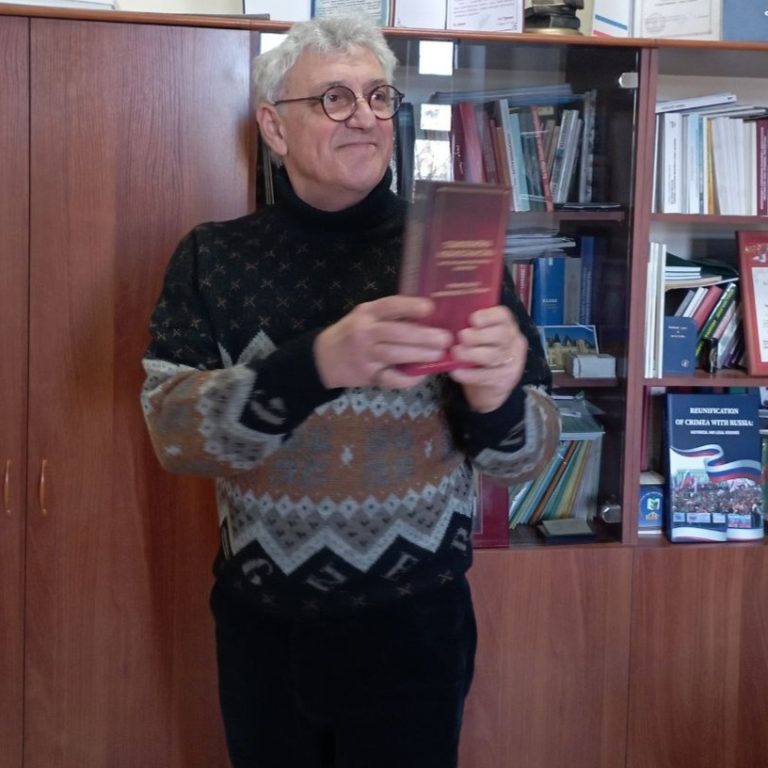 Обучающиеся и сотрудники поздравляют директора Института филологии КФУ им.В.И.Вернадского Петренко А.Д.