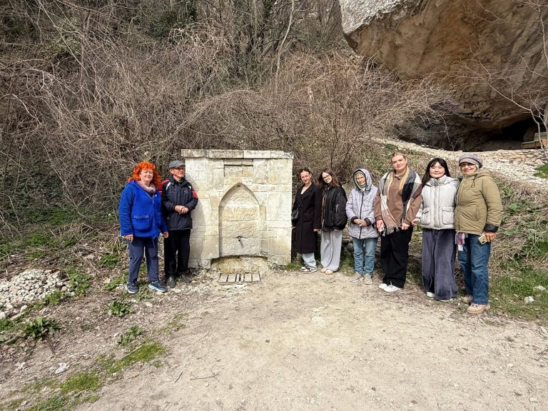 Обучающиеся ИФ КФУ им.В.И.Вернадского почтили память жителей села Лаки Бахчисарайского района