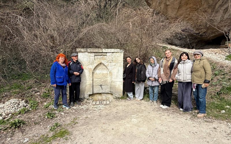 Обучающиеся ИФ КФУ им.В.И.Вернадского почтили память жителей села Лаки Бахчисарайского района