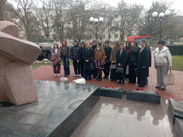 Профбюро Института филологии КФУ им.В.И.Вернадского поздравляет обучающихся и сотрудников ИФ с Днем воссоединения Крыма с Россией