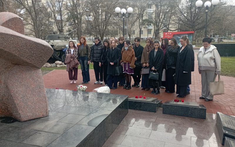 Профбюро Института филологии КФУ им.В.И.Вернадского поздравляет обучающихся и сотрудников ИФ с Днем воссоединения Крыма с Россией