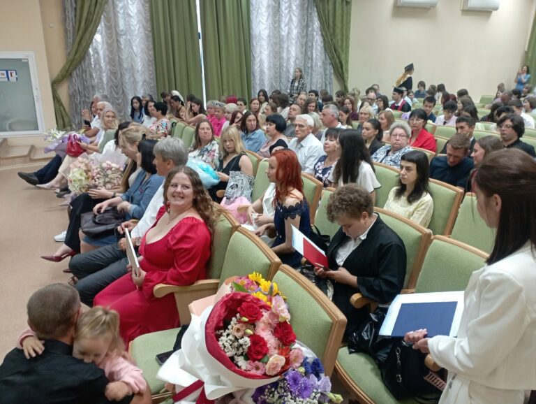 В Институте филологии КФУ им.В.И.Вернадского прошла торжественная церемония вручения дипломов