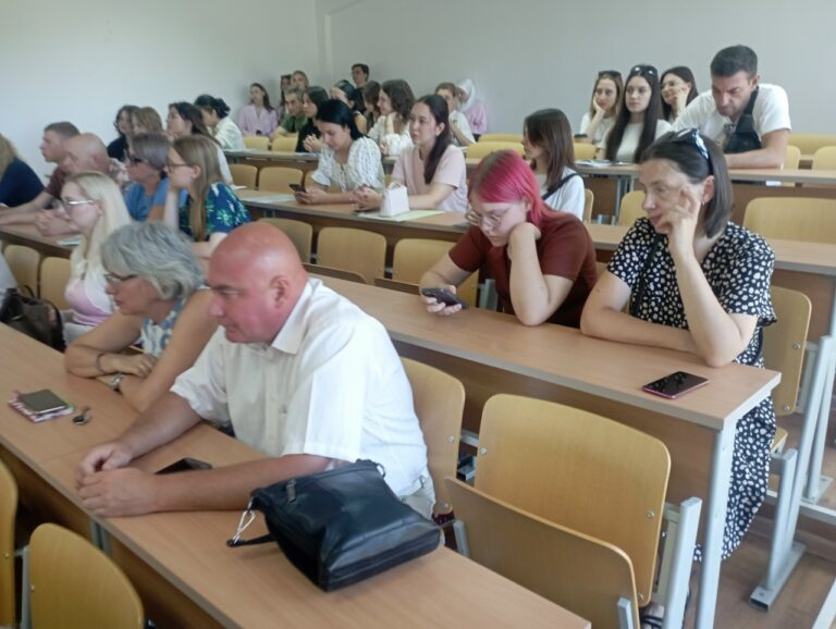 И.о. декана Филологического факультета КФУ им.В.И.Вернадского Храбскова Д.М. проводит встречу с обучающимися первого курса