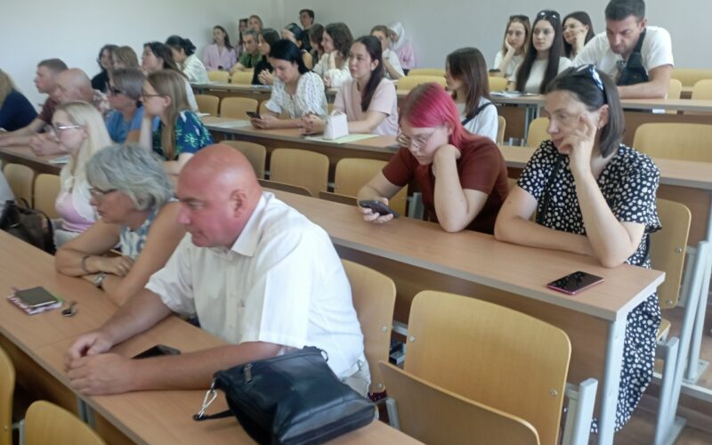 И.о. декана Филологического факультета КФУ им.В.И.Вернадского Храбскова Д.М. проводит встречу с обучающимися первого курса
